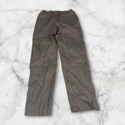 Entdecke unsere Vintage Track Pants von Nike und anderen Marken, erhältlich bei Valuxery.de - Dein Shop für trendige Vintage - Kleidung. Unsere Track Pants sind aus hochwertigen Materialien und