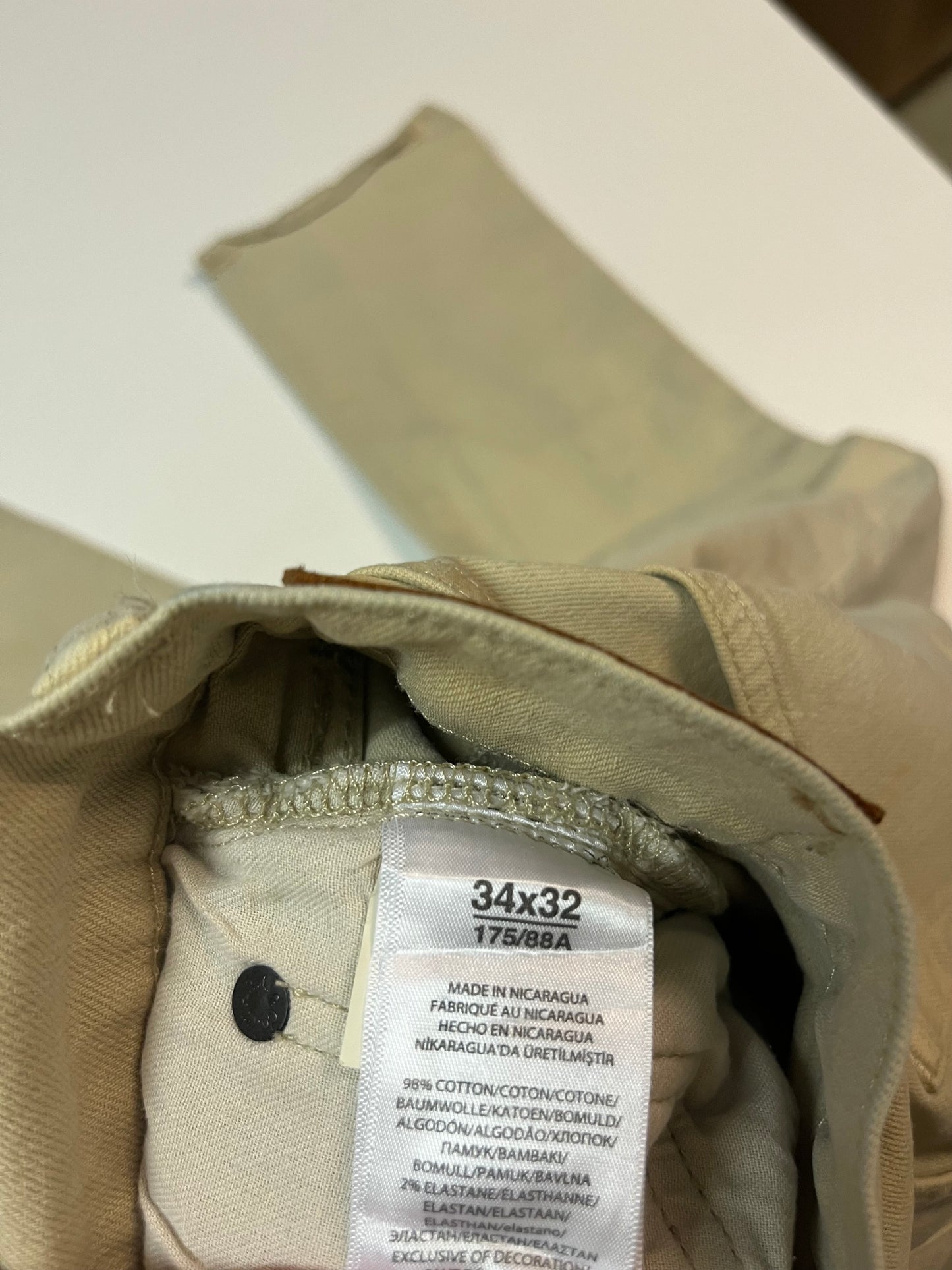 Entdecke unsere Vintage Track Pants von Nike und anderen Marken, erhältlich bei Valuxery.de - Dein Shop für trendige Vintage - Kleidung. Unsere Track Pants sind aus hochwertigen Materialien und
