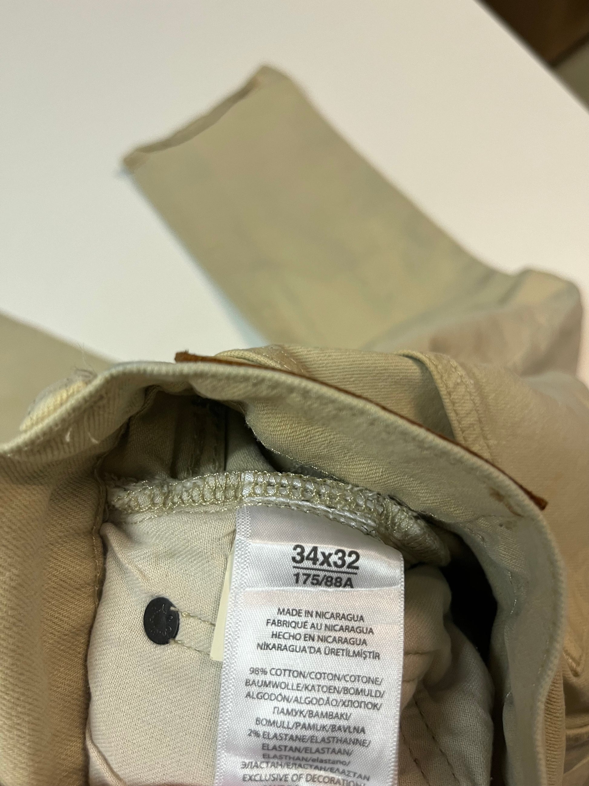 Entdecke unsere Vintage Track Pants von Nike und anderen Marken, erhältlich bei Valuxery.de - Dein Shop für trendige Vintage - Kleidung. Unsere Track Pants sind aus hochwertigen Materialien und