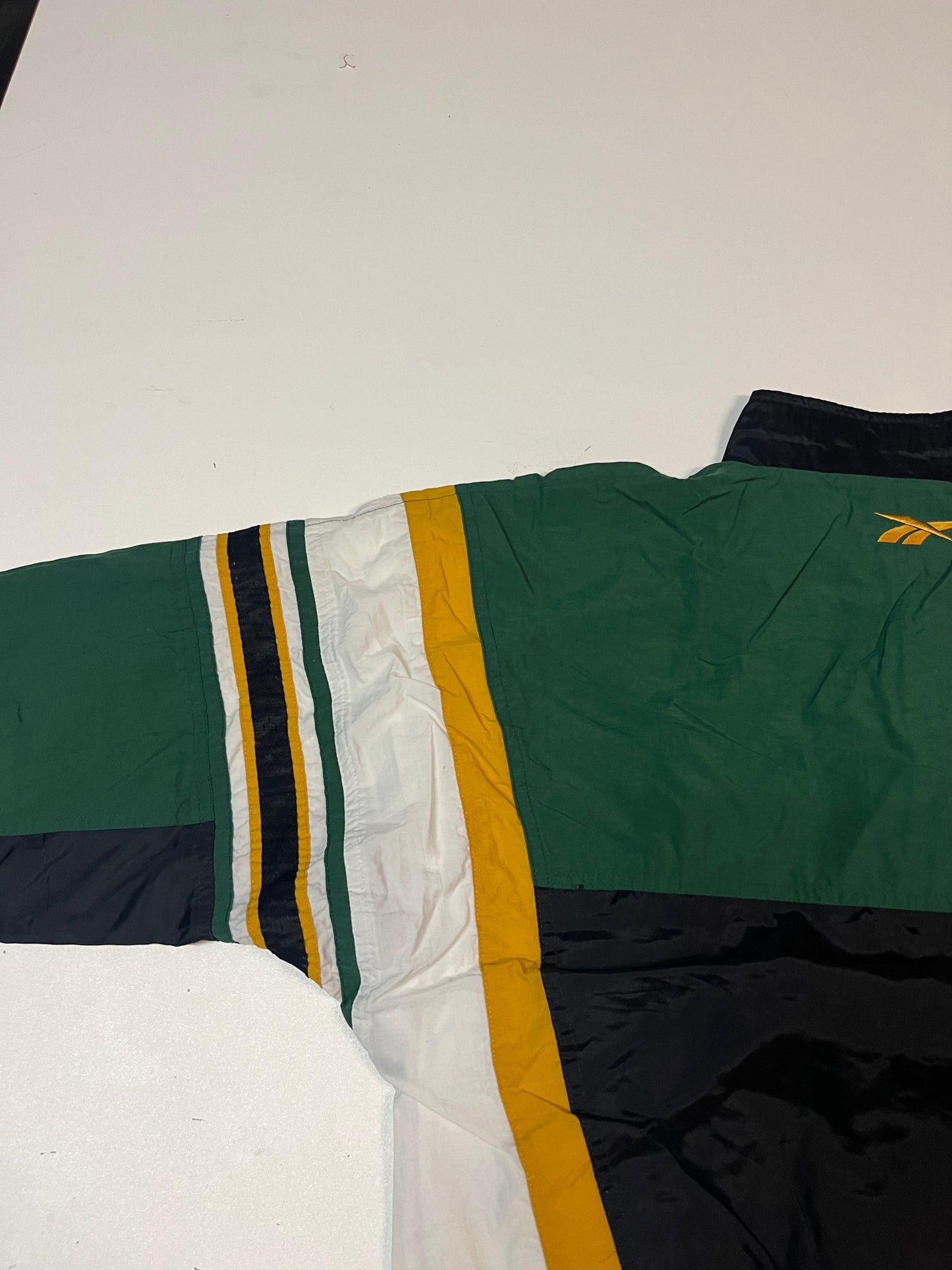 Entdecke unsere Vintage Track Pants von Nike und anderen Marken, erhältlich bei Valuxery.de - Dein Shop für trendige Vintage - Kleidung. Unsere Track Pants sind aus hochwertigen Materialien und