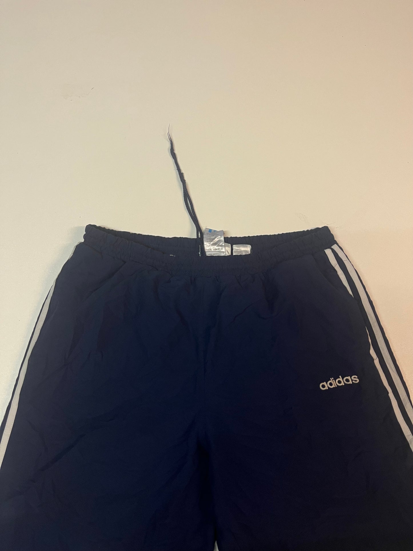 Entdecke unsere Vintage Track Pants von Nike und anderen Marken, erhältlich bei Valuxery.de - Dein Shop für trendige Vintage - Kleidung. Unsere Track Pants sind aus hochwertigen Materialien und