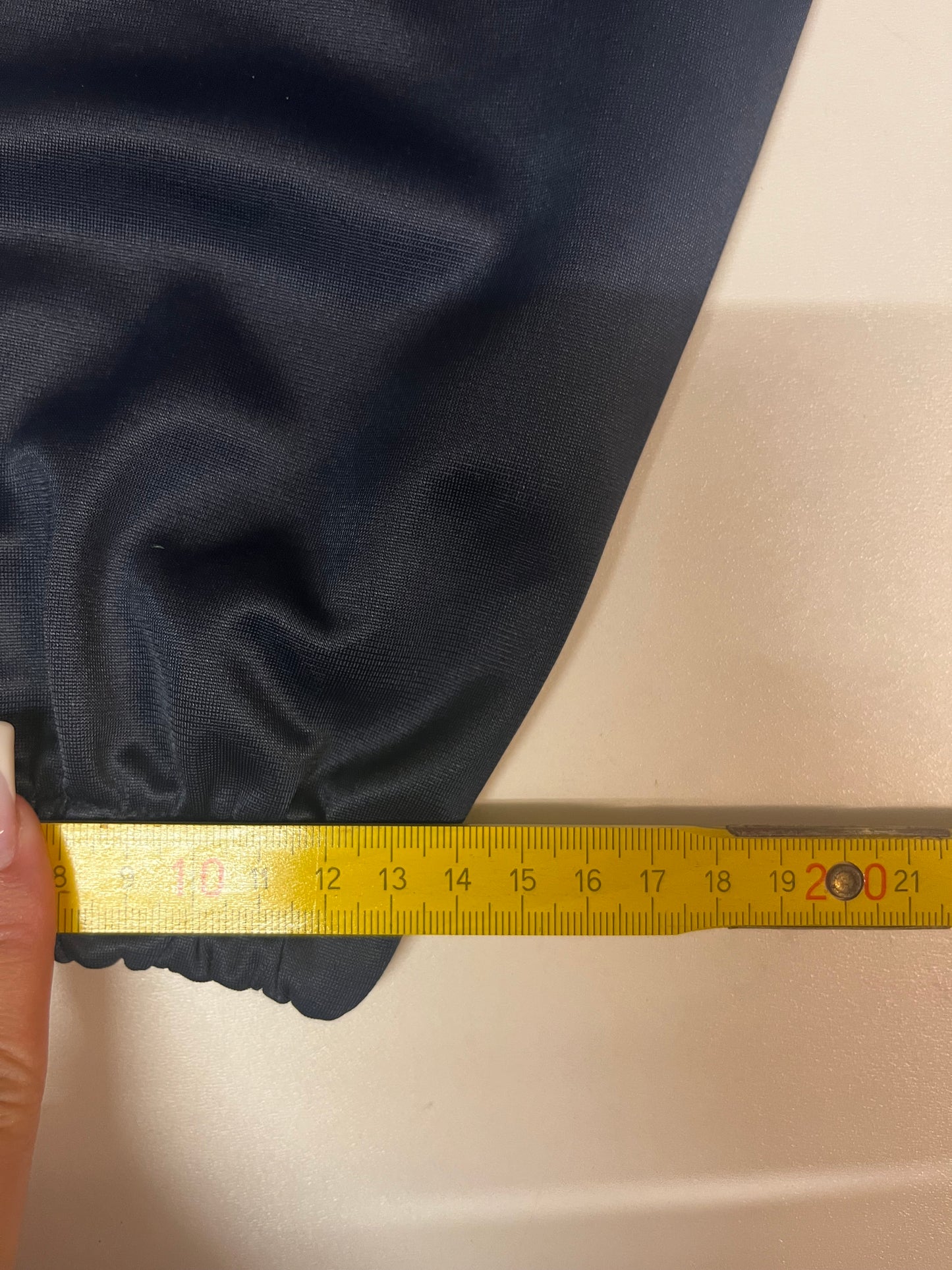 Entdecke unsere Vintage Track Pants von Nike und anderen Marken, erhältlich bei Valuxery.de - Dein Shop für trendige Vintage - Kleidung. Unsere Track Pants sind aus hochwertigen Materialien und