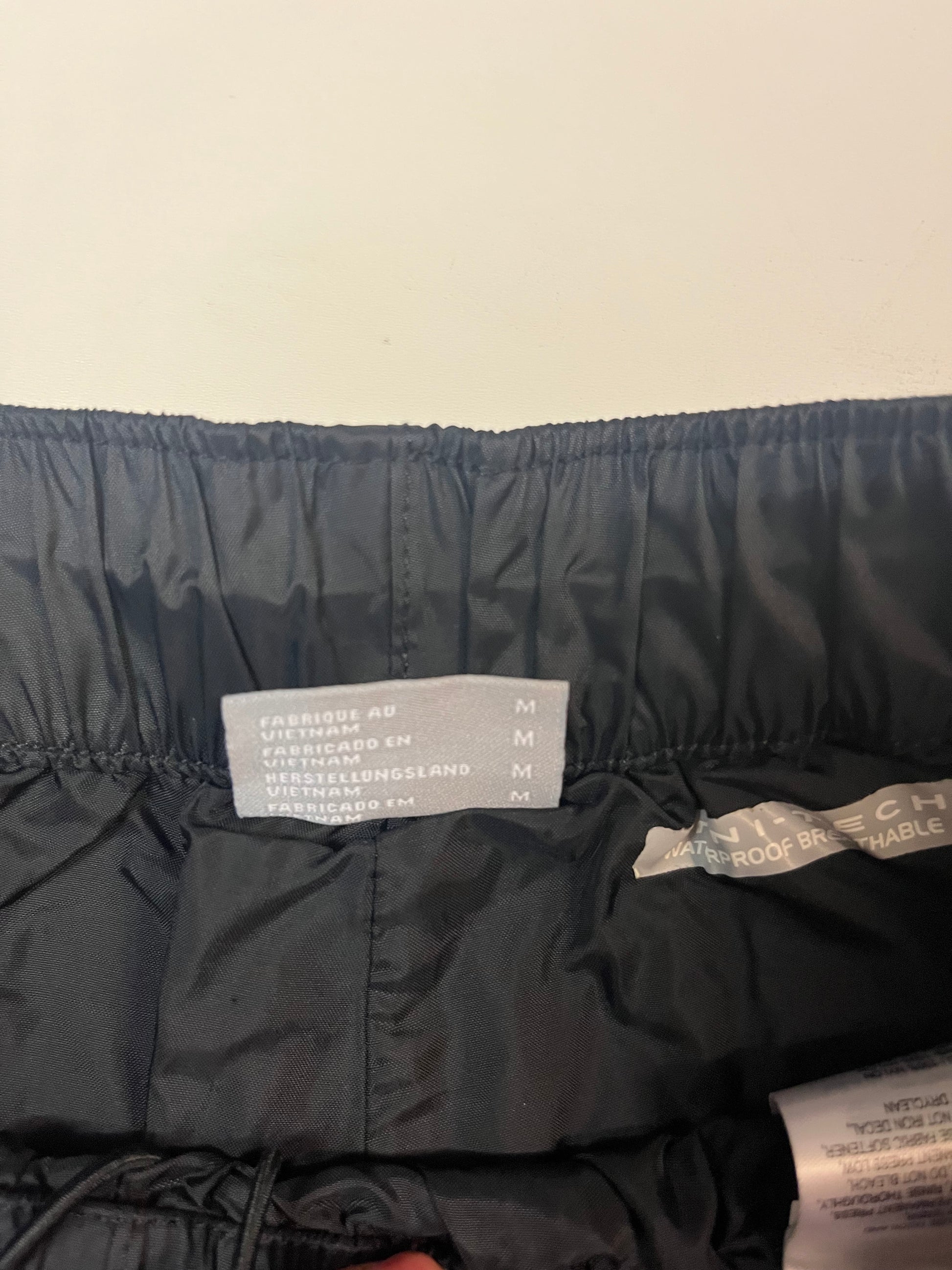 Entdecke unsere Vintage Track Pants von Nike und anderen Marken, erhältlich bei Valuxery.de - Dein Shop für trendige Vintage - Kleidung. Unsere Track Pants sind aus hochwertigen Materialien und