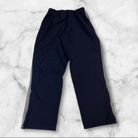 Entdecke unsere Vintage Track Pants von Nike und anderen Marken, erhältlich bei Valuxery.de - Dein Shop für trendige Vintage - Kleidung. Unsere Track Pants sind aus hochwertigen Materialien und