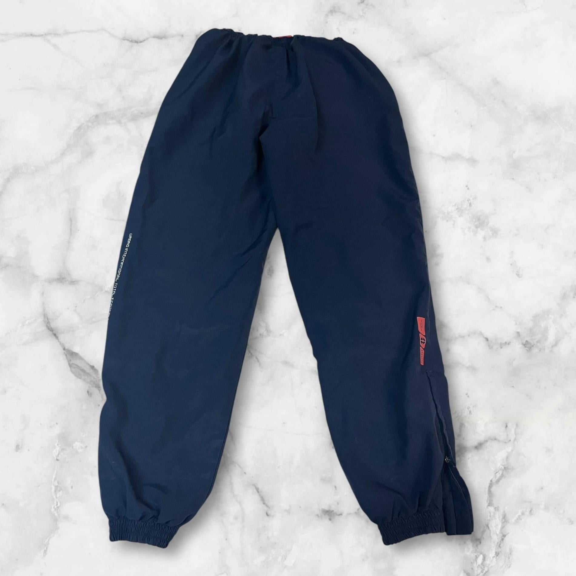 Entdecke unsere Vintage Track Pants von Nike und anderen Marken, erhältlich bei Valuxery.de - Dein Shop für trendige Vintage - Kleidung. Unsere Track Pants sind aus hochwertigen Materialien und