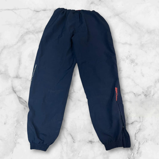 Entdecke unsere Vintage Track Pants von Nike und anderen Marken, erhältlich bei Valuxery.de - Dein Shop für trendige Vintage - Kleidung. Unsere Track Pants sind aus hochwertigen Materialien und