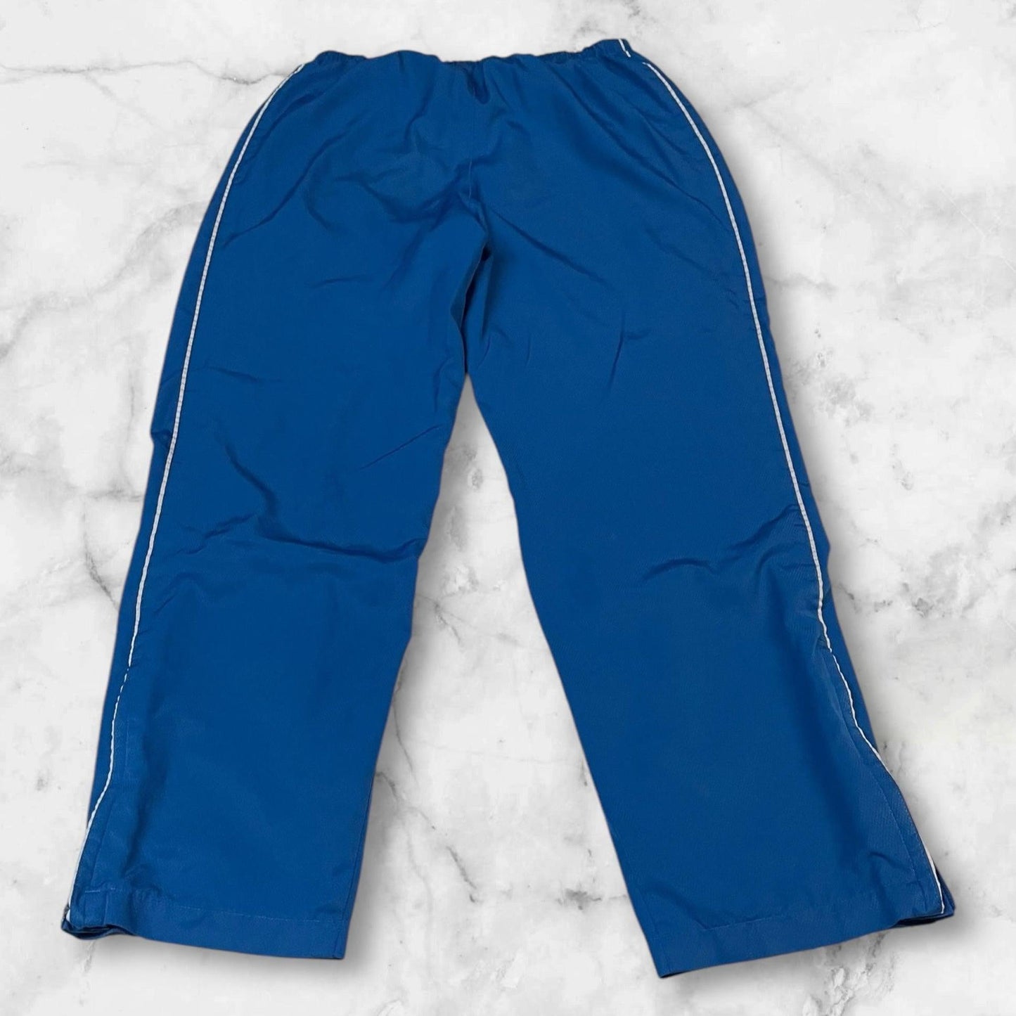 Entdecke unsere Vintage Track Pants von Nike und anderen Marken, erhältlich bei Valuxery.de - Dein Shop für trendige Vintage - Kleidung. Unsere Track Pants sind aus hochwertigen Materialien und