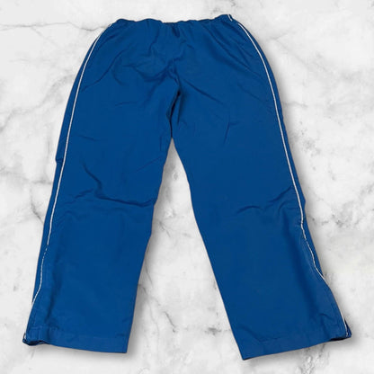 Entdecke unsere Vintage Track Pants von Nike und anderen Marken, erhältlich bei Valuxery.de - Dein Shop für trendige Vintage - Kleidung. Unsere Track Pants sind aus hochwertigen Materialien und