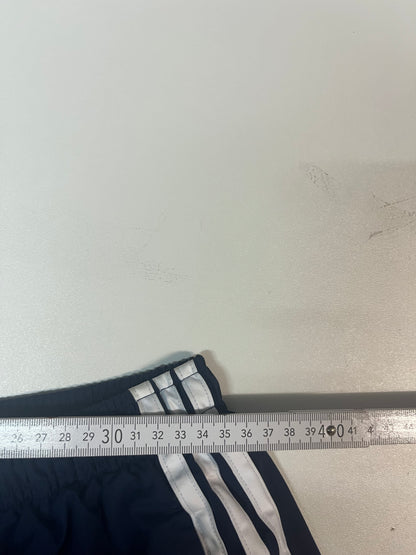 Entdecke unsere Vintage Track Pants von Nike und anderen Marken, erhältlich bei Valuxery.de - Dein Shop für trendige Vintage - Kleidung. Unsere Track Pants sind aus hochwertigen Materialien und