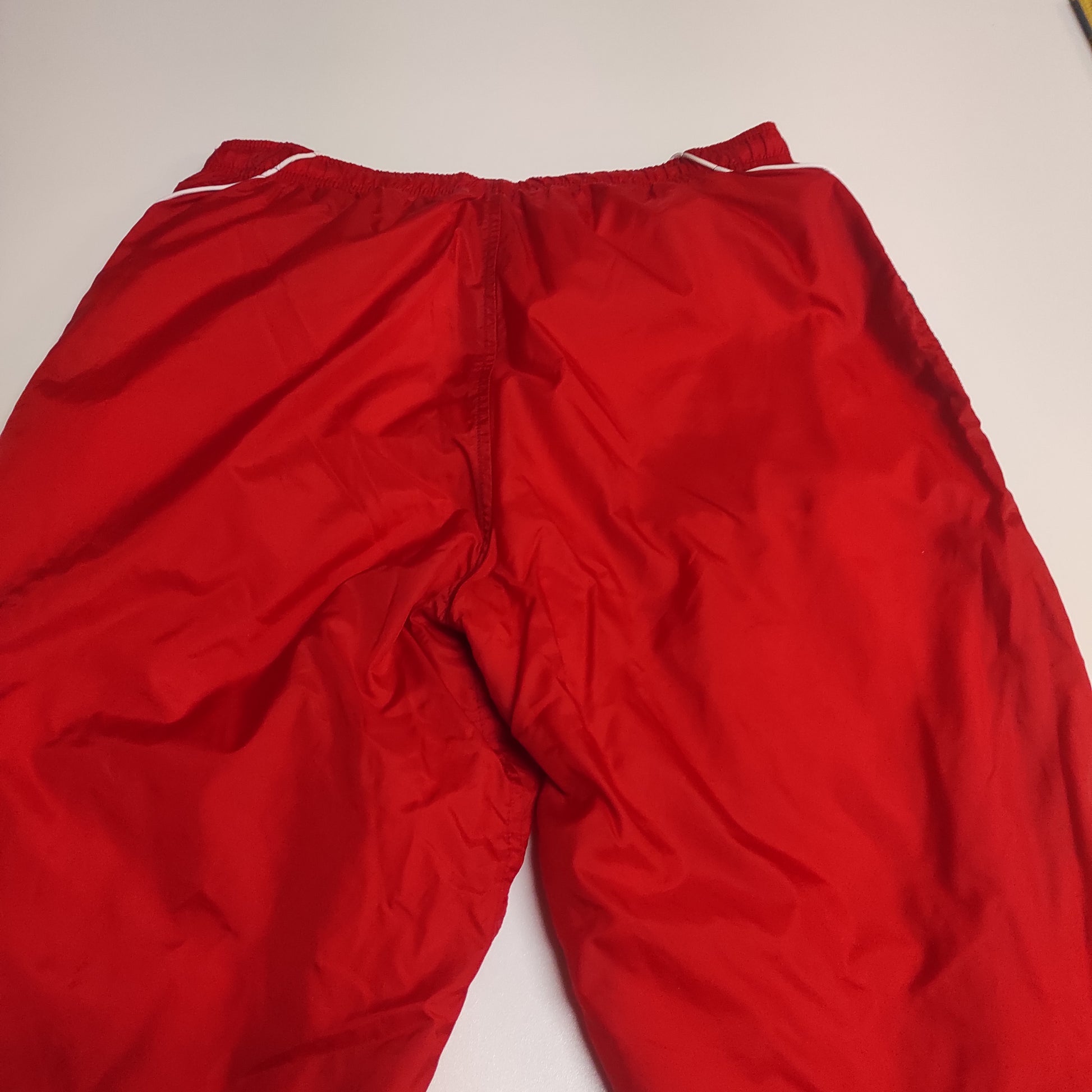 Entdecke unsere Vintage Track Pants von Nike und anderen Marken, erhältlich bei Valuxery.de - Dein Shop für trendige Vintage - Kleidung. Unsere Track Pants sind aus hochwertigen Materialien und