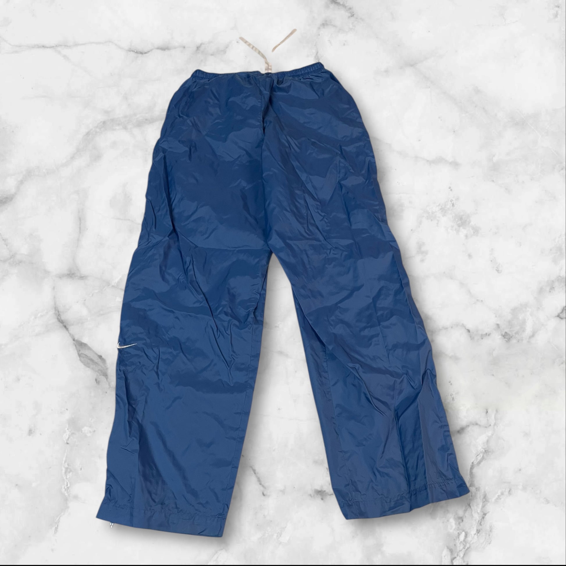 Entdecke unsere Vintage Track Pants von Nike und anderen Marken, erhältlich bei Valuxery.de - Dein Shop für trendige Vintage - Kleidung. Unsere Track Pants sind aus hochwertigen Materialien und