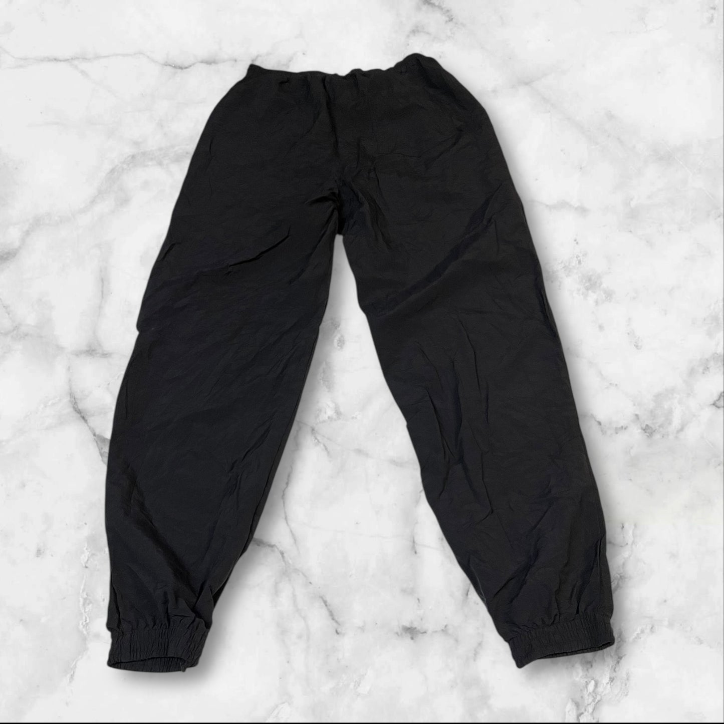 Entdecke unsere Vintage Track Pants von Nike und anderen Marken, erhältlich bei Valuxery.de - Dein Shop für trendige Vintage - Kleidung. Unsere Track Pants sind aus hochwertigen Materialien und
