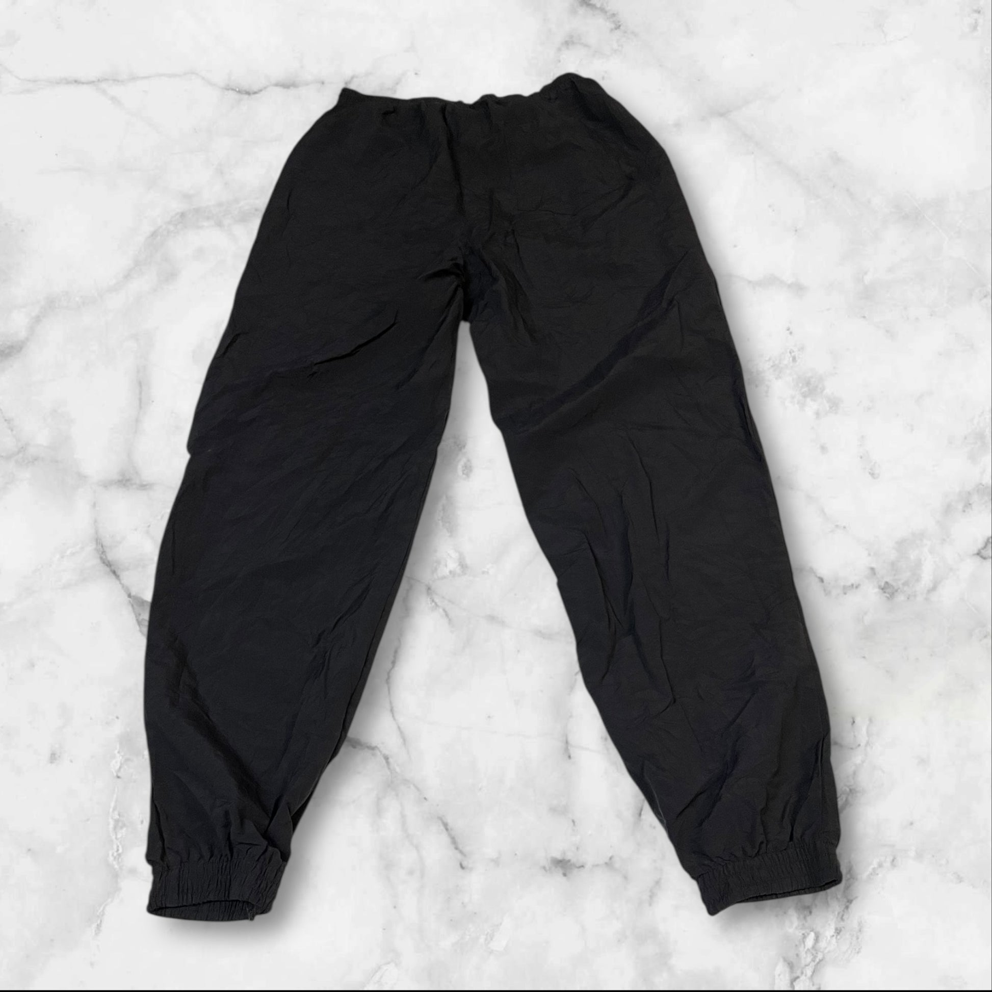 Entdecke unsere Vintage Track Pants von Nike und anderen Marken, erhältlich bei Valuxery.de - Dein Shop für trendige Vintage - Kleidung. Unsere Track Pants sind aus hochwertigen Materialien und