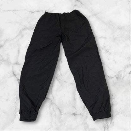 Entdecke unsere Vintage Track Pants von Nike und anderen Marken, erhältlich bei Valuxery.de - Dein Shop für trendige Vintage - Kleidung. Unsere Track Pants sind aus hochwertigen Materialien und
