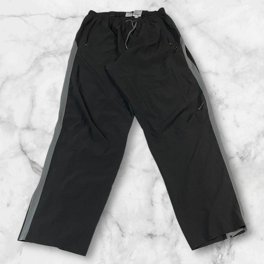 Entdecke unsere Vintage Track Pants von Nike und anderen Marken, erhältlich bei Valuxery.de - Dein Shop für trendige Vintage - Kleidung. Unsere Track Pants sind aus hochwertigen Materialien und