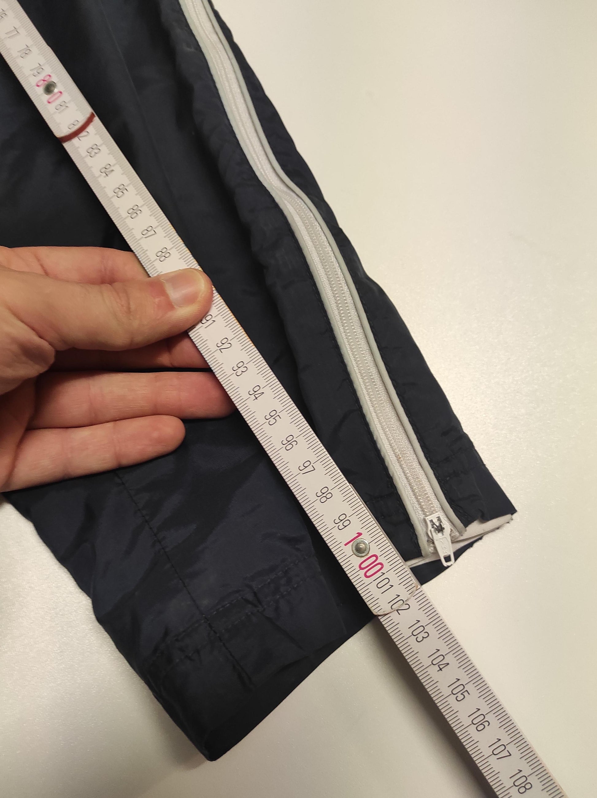 Entdecke unsere Vintage Track Pants von Nike und anderen Marken, erhältlich bei Valuxery.de - Dein Shop für trendige Vintage - Kleidung. Unsere Track Pants sind aus hochwertigen Materialien und