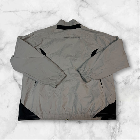 Entdecke unsere Vintage Track Pants von Nike und anderen Marken, erhältlich bei Valuxery.de - Dein Shop für trendige Vintage - Kleidung. Unsere Track Pants sind aus hochwertigen Materialien und