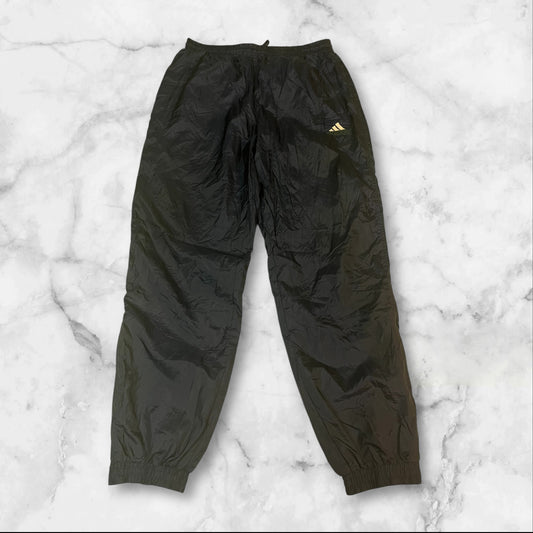 Entdecke unsere Vintage Track Pants von Nike und anderen Marken, erhältlich bei Valuxery.de - Dein Shop für trendige Vintage - Kleidung. Unsere Track Pants sind aus hochwertigen Materialien und