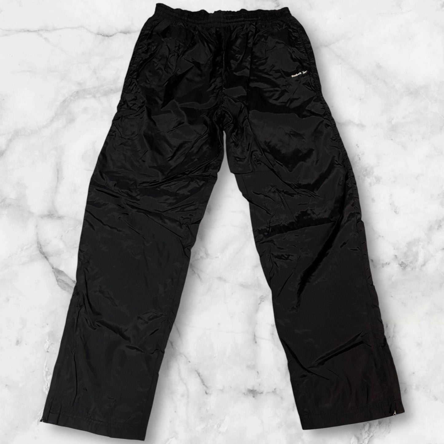 Entdecke unsere Vintage Track Pants von Nike und anderen Marken, erhältlich bei Valuxery.de - Dein Shop für trendige Vintage - Kleidung. Unsere Track Pants sind aus hochwertigen Materialien und