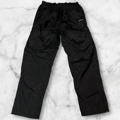 Entdecke unsere Vintage Track Pants von Nike und anderen Marken, erhältlich bei Valuxery.de - Dein Shop für trendige Vintage - Kleidung. Unsere Track Pants sind aus hochwertigen Materialien und