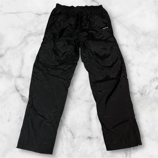 Entdecke unsere Vintage Track Pants von Nike und anderen Marken, erhältlich bei Valuxery.de - Dein Shop für trendige Vintage - Kleidung. Unsere Track Pants sind aus hochwertigen Materialien und