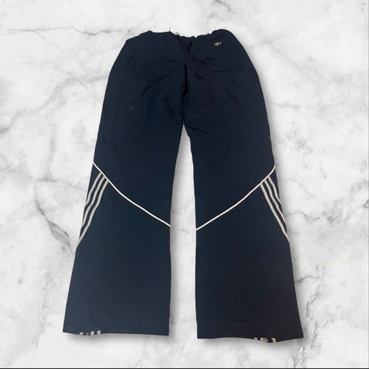 Entdecke unsere Vintage Track Pants von Nike und anderen Marken, erhältlich bei Valuxery.de - Dein Shop für trendige Vintage - Kleidung. Unsere Track Pants sind aus hochwertigen Materialien und