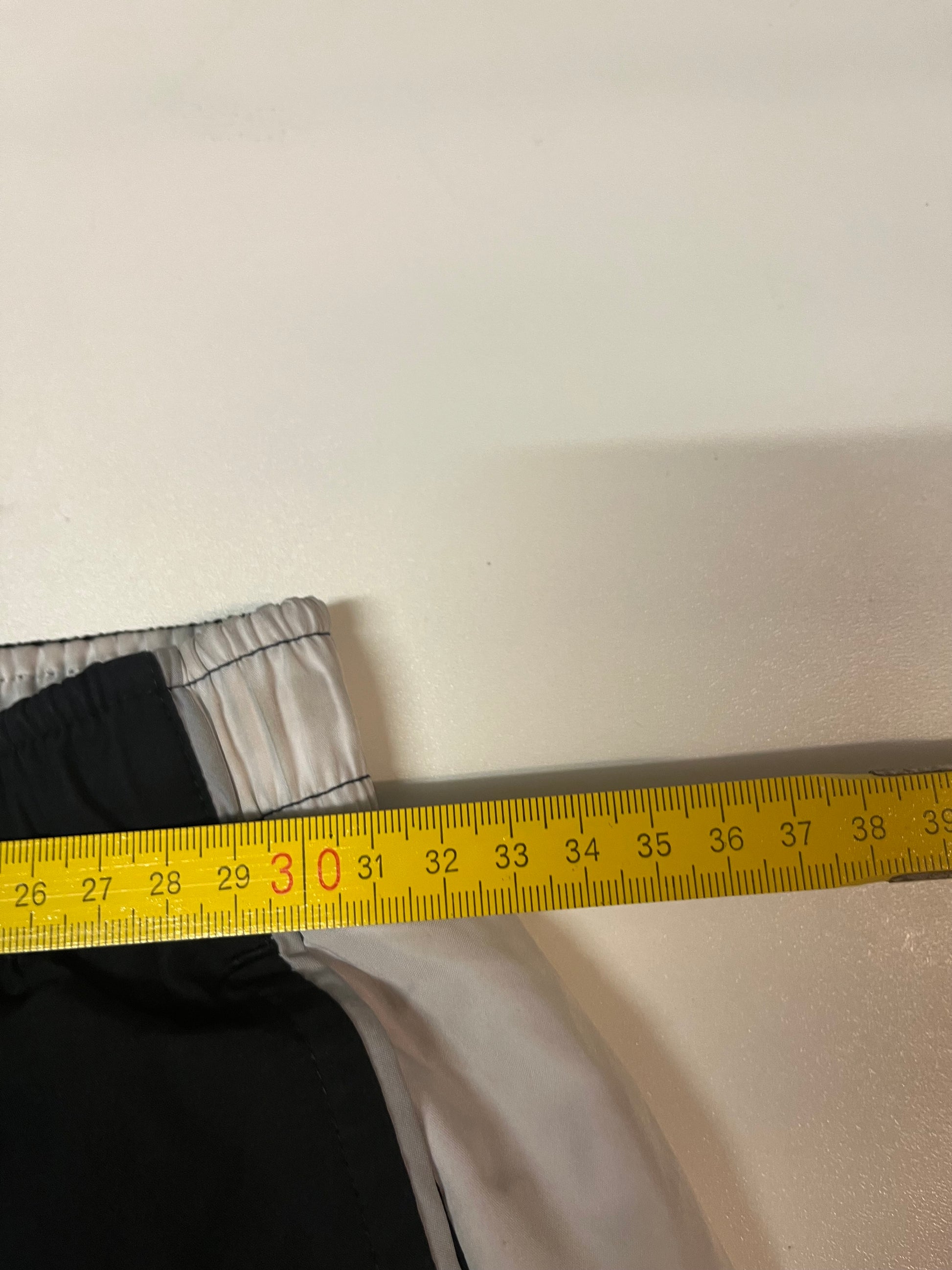 Entdecke unsere Vintage Track Pants von Nike und anderen Marken, erhältlich bei Valuxery.de - Dein Shop für trendige Vintage - Kleidung. Unsere Track Pants sind aus hochwertigen Materialien und