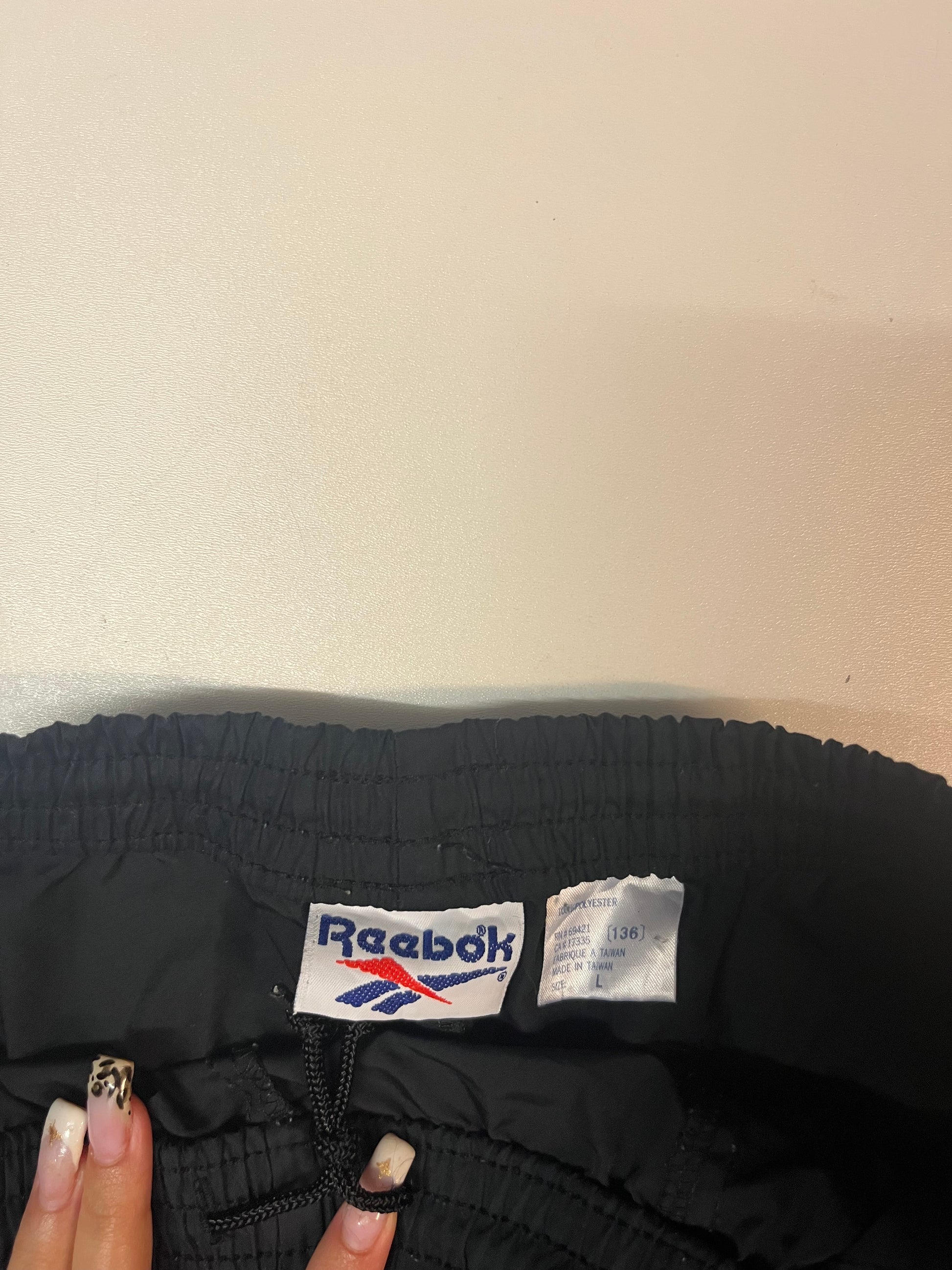 Entdecke unsere Vintage Track Pants von Nike und anderen Marken, erhältlich bei Valuxery.de - Dein Shop für trendige Vintage - Kleidung. Unsere Track Pants sind aus hochwertigen Materialien und