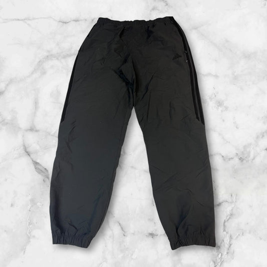 Entdecke unsere Vintage Track Pants von Nike und anderen Marken, erhältlich bei Valuxery.de - Dein Shop für trendige Vintage - Kleidung. Unsere Track Pants sind aus hochwertigen Materialien und