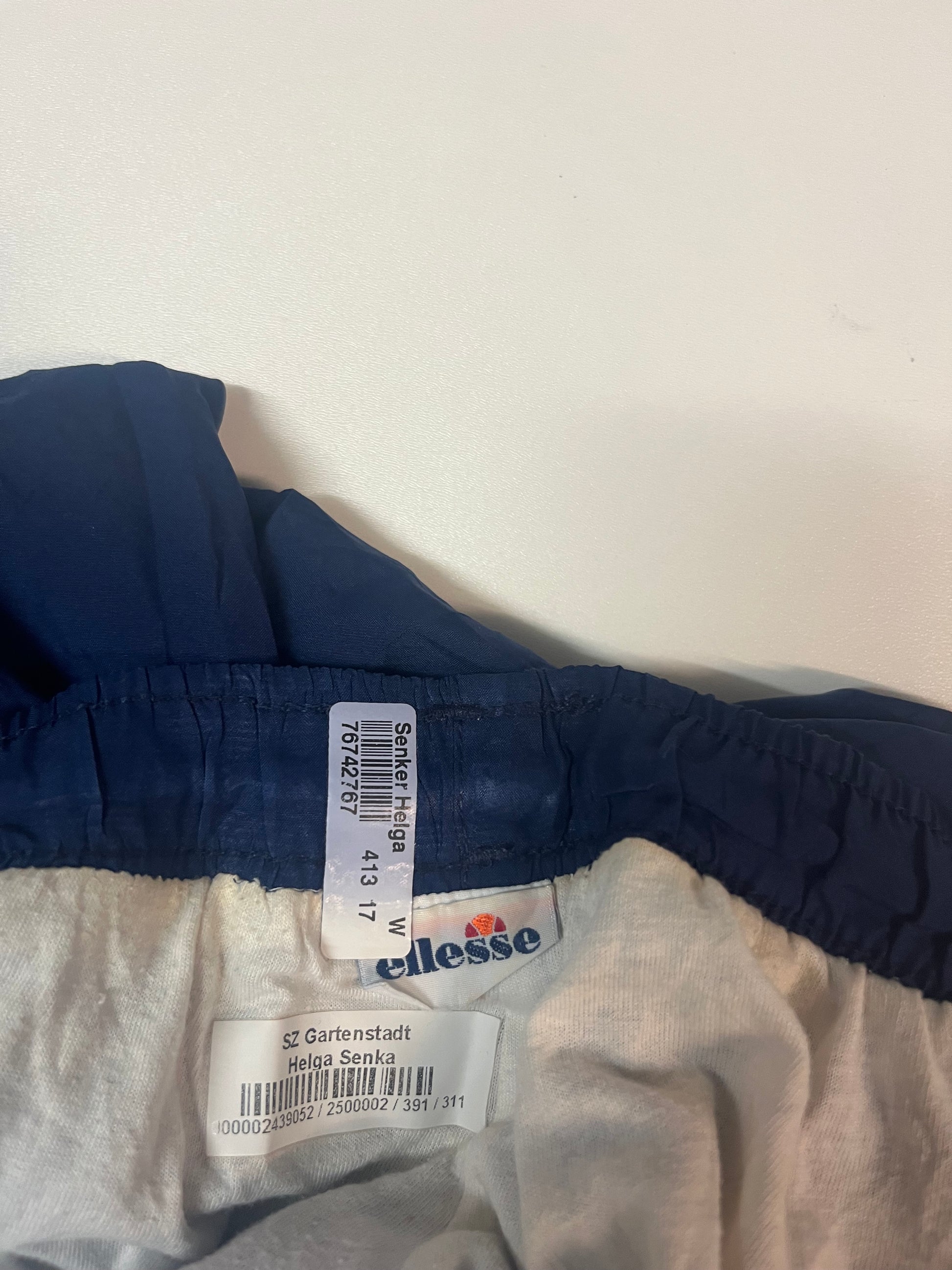 Entdecke unsere Vintage Track Pants von Nike und anderen Marken, erhältlich bei Valuxery.de - Dein Shop für trendige Vintage - Kleidung. Unsere Track Pants sind aus hochwertigen Materialien und