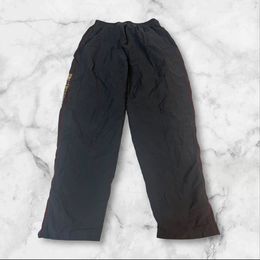 Entdecke unsere Vintage Track Pants von Nike und anderen Marken, erhältlich bei Valuxery.de - Dein Shop für trendige Vintage - Kleidung. Unsere Track Pants sind aus hochwertigen Materialien und