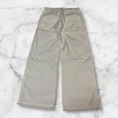 Entdecke unsere Vintage Track Pants von Nike und anderen Marken, erhältlich bei Valuxery.de - Dein Shop für trendige Vintage - Kleidung. Unsere Track Pants sind aus hochwertigen Materialien und