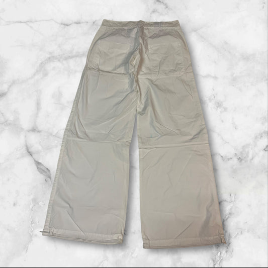 Entdecke unsere Vintage Track Pants von Nike und anderen Marken, erhältlich bei Valuxery.de - Dein Shop für trendige Vintage - Kleidung. Unsere Track Pants sind aus hochwertigen Materialien und