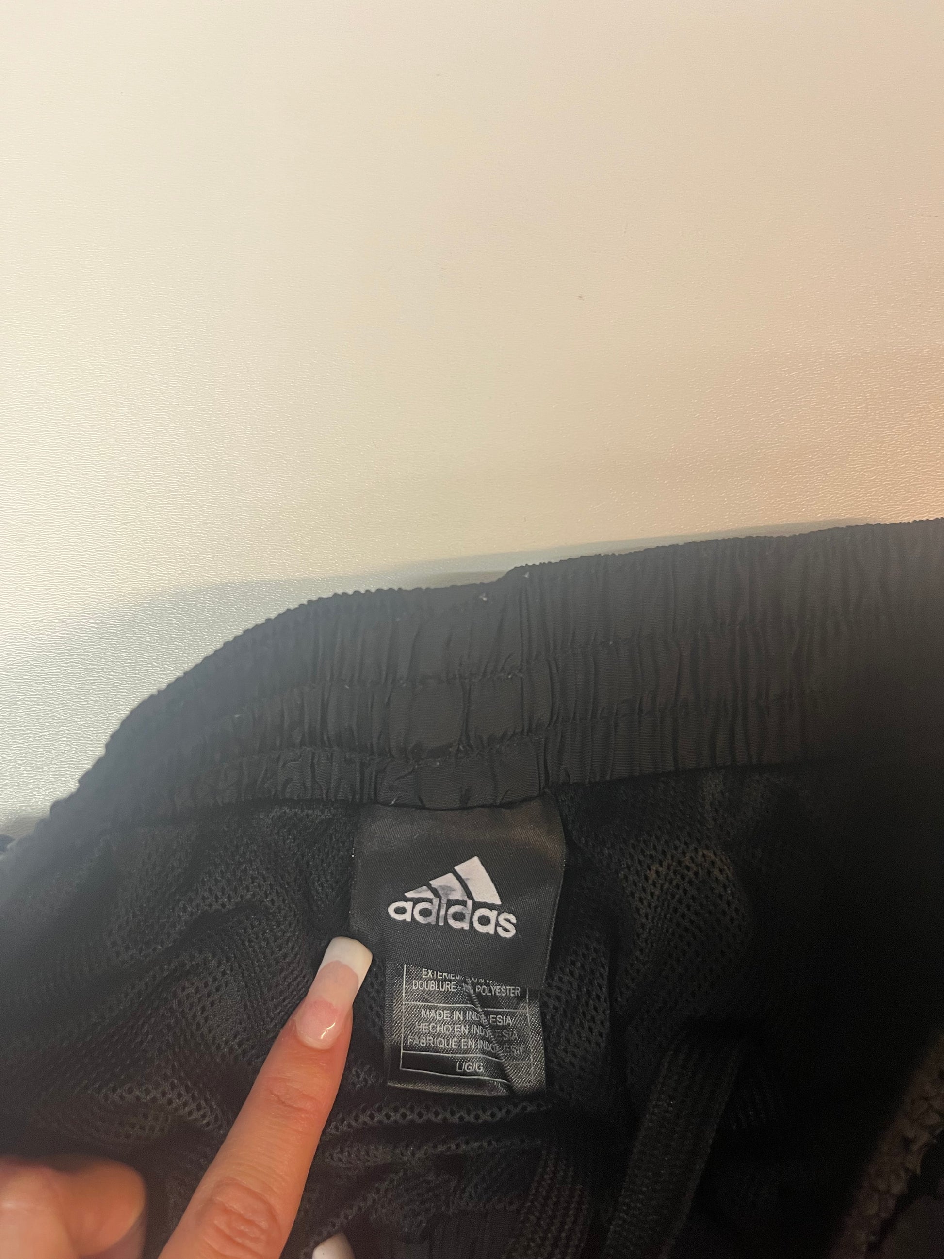 Entdecke unsere Vintage Track Pants von Nike und anderen Marken, erhältlich bei Valuxery.de - Dein Shop für trendige Vintage - Kleidung. Unsere Track Pants sind aus hochwertigen Materialien und