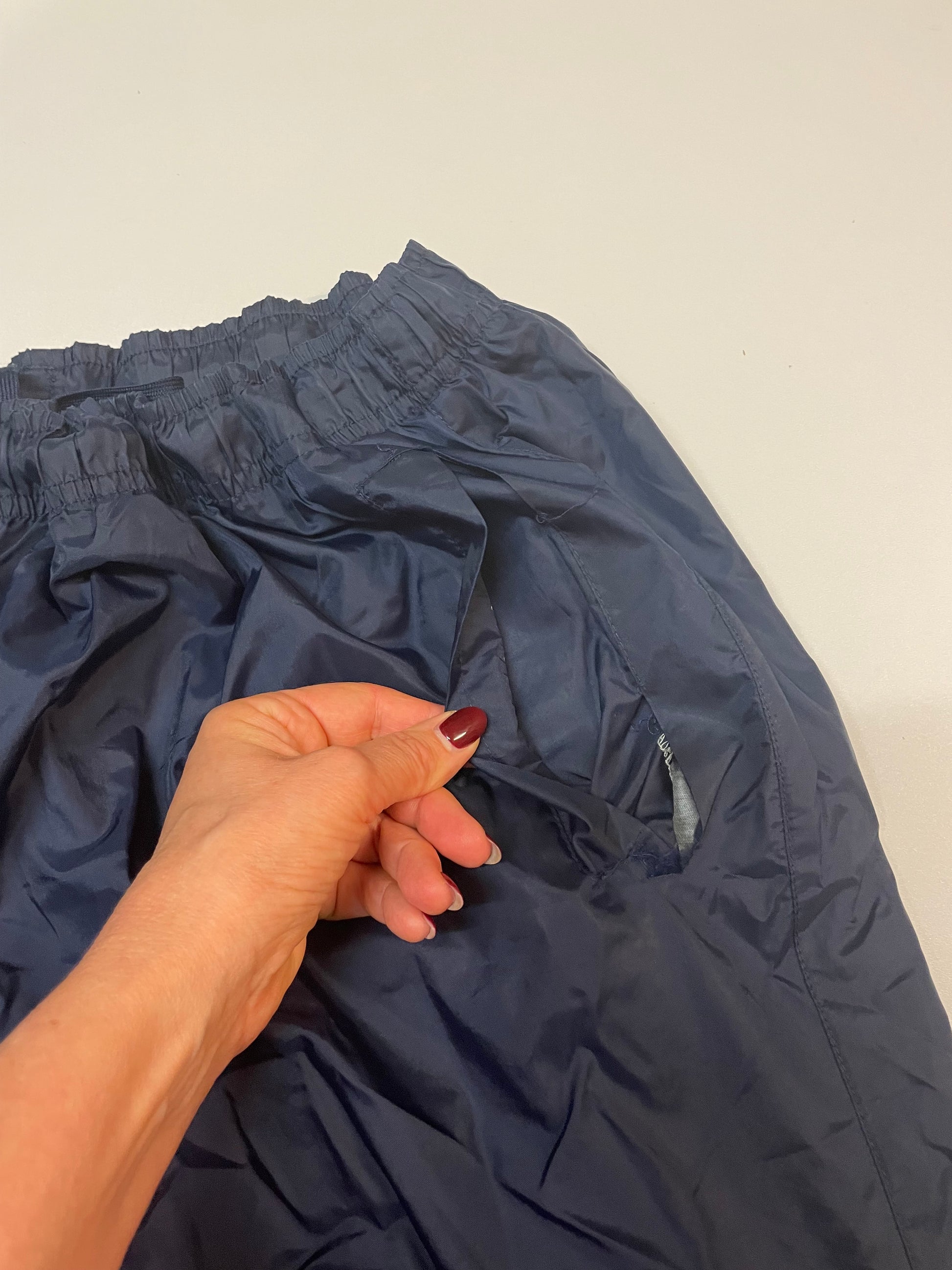 Entdecke unsere Vintage Track Pants von Nike und anderen Marken, erhältlich bei Valuxery.de - Dein Shop für trendige Vintage - Kleidung. Unsere Track Pants sind aus hochwertigen Materialien und