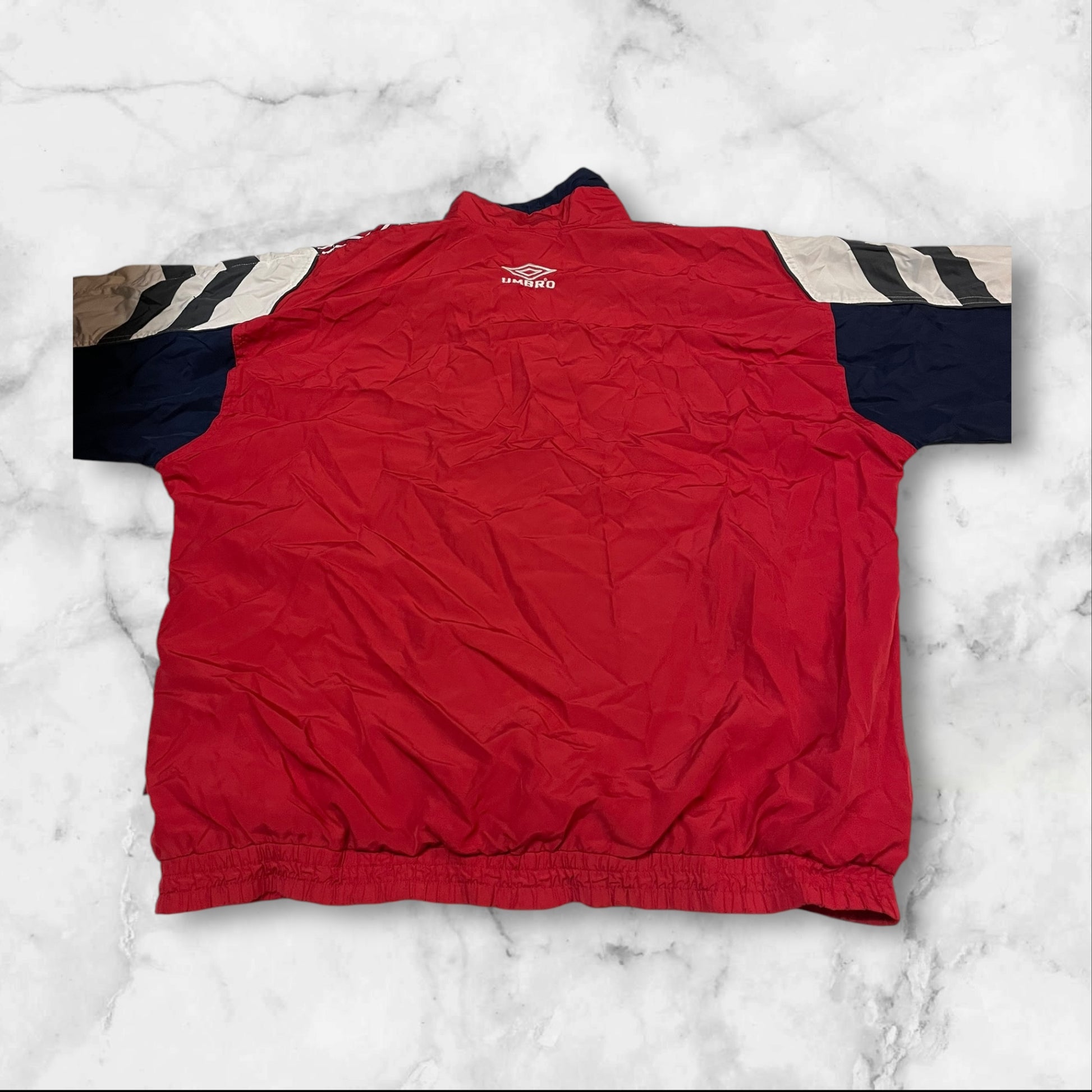 Entdecke unsere Vintage Track Pants von Nike und anderen Marken, erhältlich bei Valuxery.de - Dein Shop für trendige Vintage - Kleidung. Unsere Track Pants sind aus hochwertigen Materialien und
