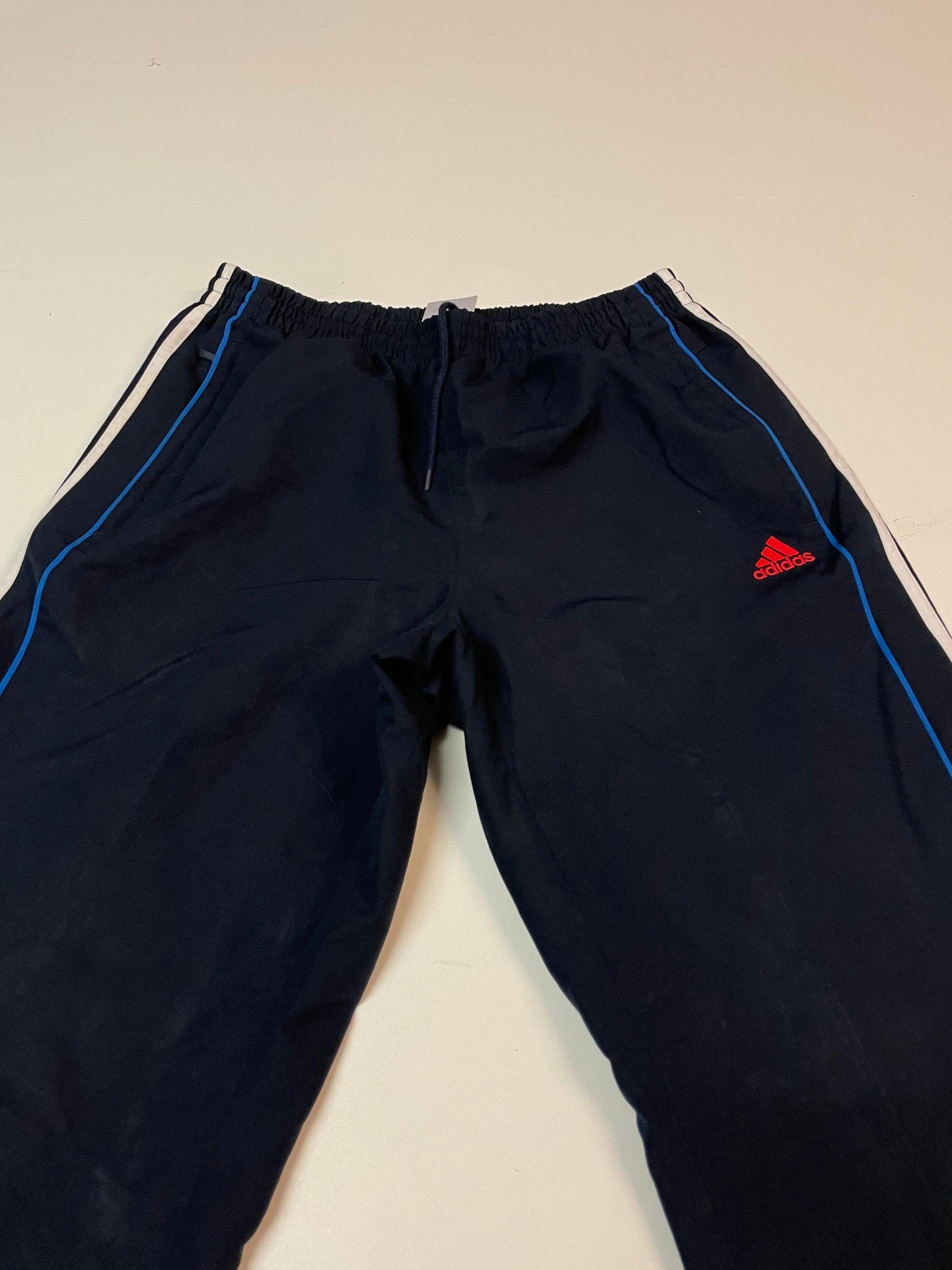 Entdecke unsere Vintage Track Pants von Nike und anderen Marken, erhältlich bei Valuxery.de - Dein Shop für trendige Vintage - Kleidung. Unsere Track Pants sind aus hochwertigen Materialien und