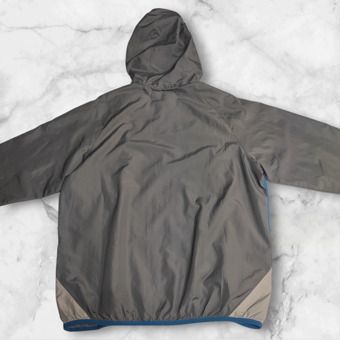 Entdecke unsere Vintage Track Pants von Nike und anderen Marken, erhältlich bei Valuxery.de - Dein Shop für trendige Vintage - Kleidung. Unsere Track Pants sind aus hochwertigen Materialien und