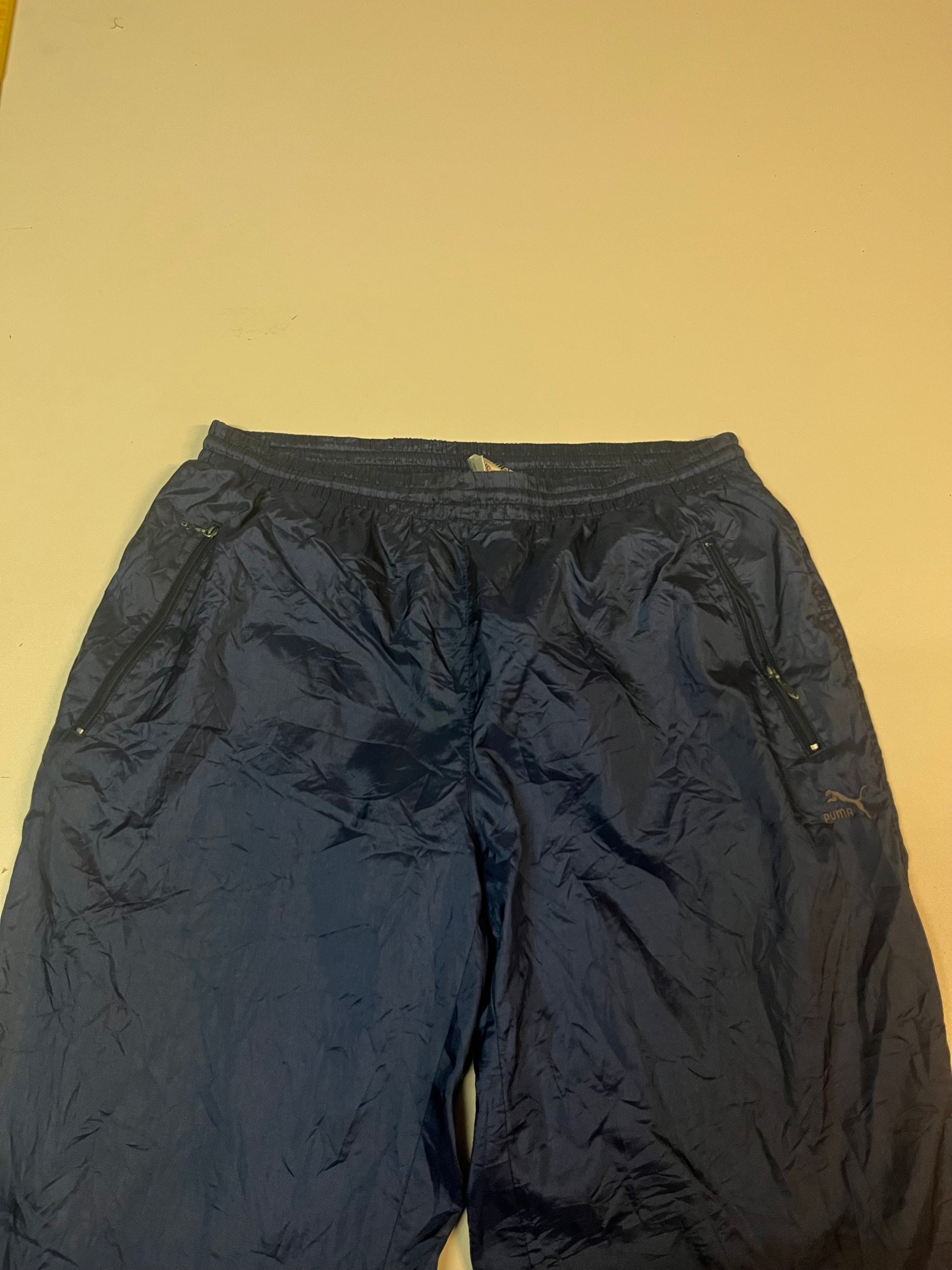 Entdecke unsere Vintage Track Pants von Nike und anderen Marken, erhältlich bei Valuxery.de - Dein Shop für trendige Vintage - Kleidung. Unsere Track Pants sind aus hochwertigen Materialien und