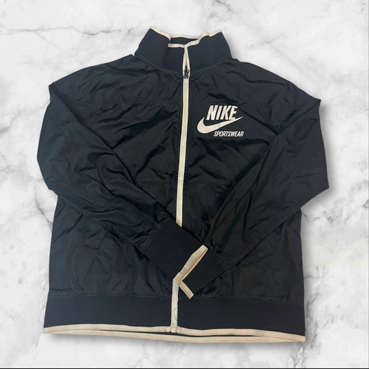 Entdecke unsere Vintage Track Pants von Nike und anderen Marken, erhältlich bei Valuxery.de - Dein Shop für trendige Vintage - Kleidung. Unsere Track Pants sind aus hochwertigen Materialien und