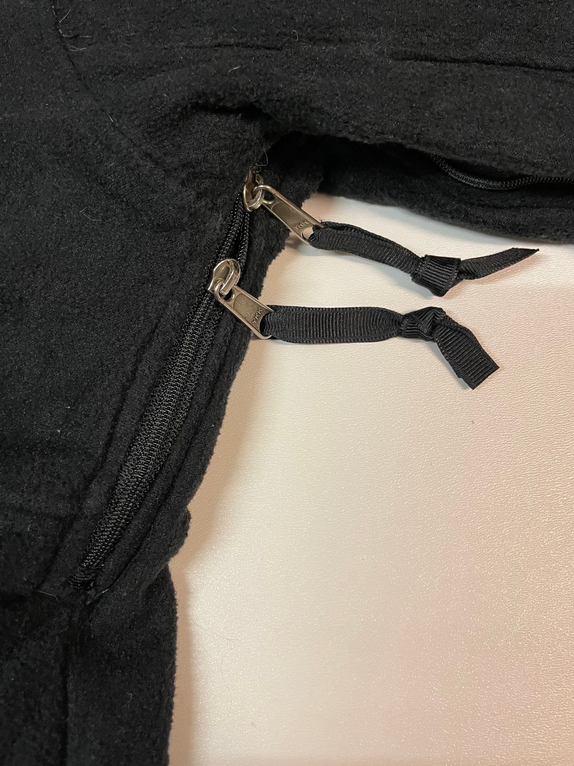 Entdecke unsere Vintage Track Pants von Nike und anderen Marken, erhältlich bei Valuxery.de - Dein Shop für trendige Vintage - Kleidung. Unsere Track Pants sind aus hochwertigen Materialien und