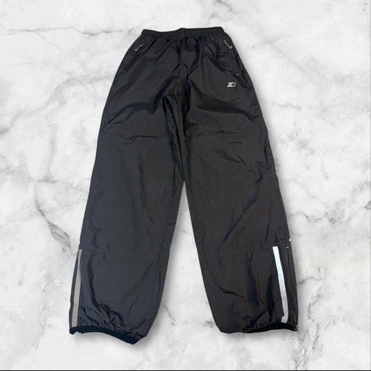 Entdecke unsere Vintage Track Pants von Nike und anderen Marken, erhältlich bei Valuxery.de - Dein Shop für trendige Vintage - Kleidung. Unsere Track Pants sind aus hochwertigen Materialien und