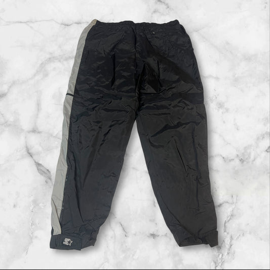 Entdecke unsere Vintage Track Pants von Nike und anderen Marken, erhältlich bei Valuxery.de - Dein Shop für trendige Vintage - Kleidung. Unsere Track Pants sind aus hochwertigen Materialien und