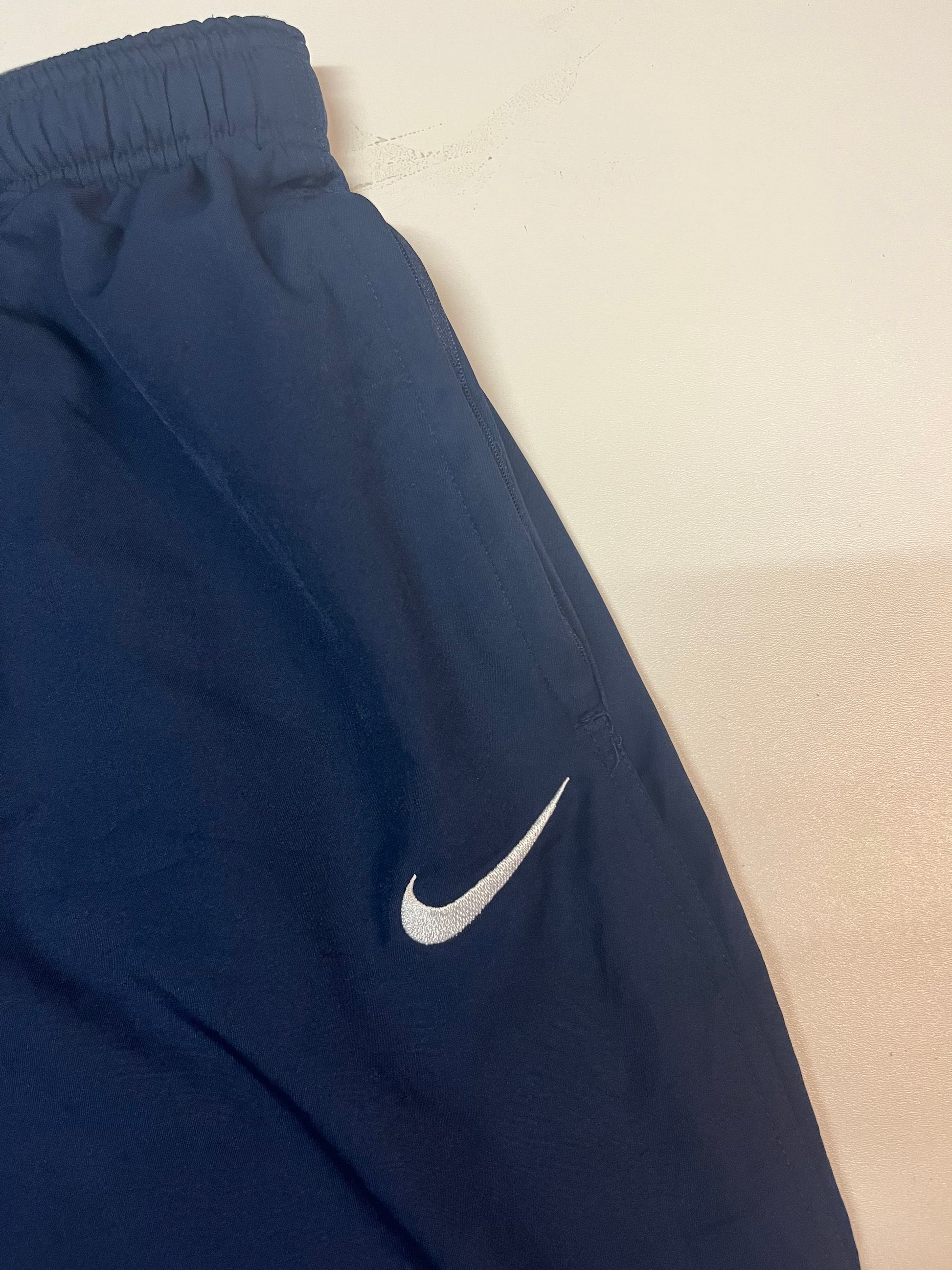 Entdecke unsere Vintage Track Pants von Nike und anderen Marken, erhältlich bei Valuxery.de - Dein Shop für trendige Vintage - Kleidung. Unsere Track Pants sind aus hochwertigen Materialien und