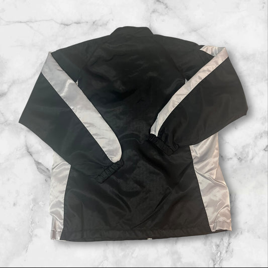 Entdecke unsere Vintage Track Pants von Nike und anderen Marken, erhältlich bei Valuxery.de - Dein Shop für trendige Vintage - Kleidung. Unsere Track Pants sind aus hochwertigen Materialien und