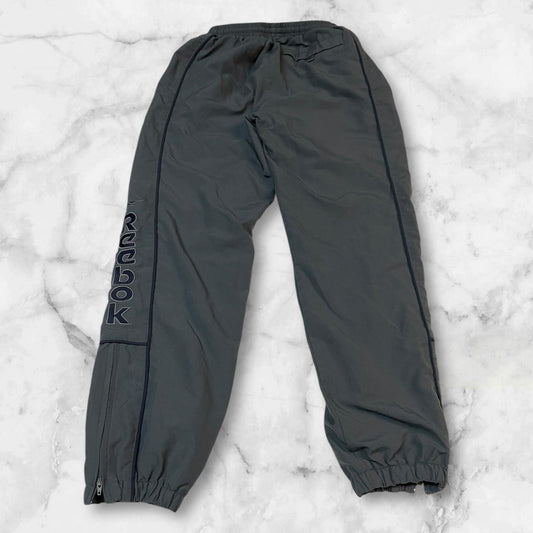 Entdecke unsere Vintage Track Pants von Nike und anderen Marken, erhältlich bei Valuxery.de - Dein Shop für trendige Vintage - Kleidung. Unsere Track Pants sind aus hochwertigen Materialien und