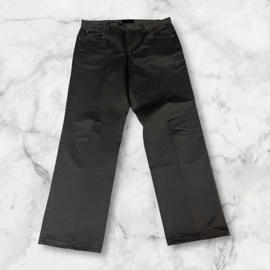 Entdecke unsere Vintage Track Pants von Nike und anderen Marken, erhältlich bei Valuxery.de - Dein Shop für trendige Vintage - Kleidung. Unsere Track Pants sind aus hochwertigen Materialien und