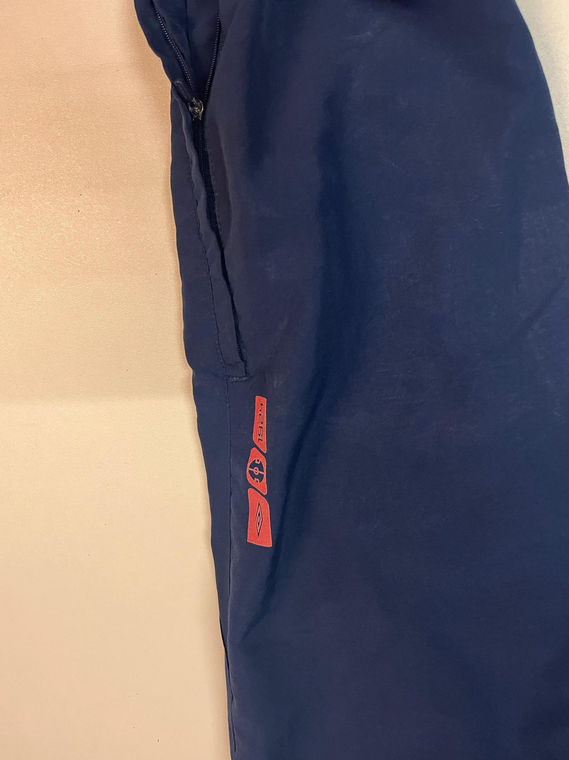 Entdecke unsere Vintage Track Pants von Nike und anderen Marken, erhältlich bei Valuxery.de - Dein Shop für trendige Vintage - Kleidung. Unsere Track Pants sind aus hochwertigen Materialien und