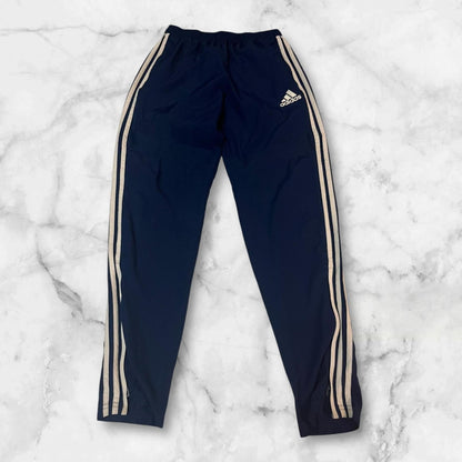 Entdecke unsere Vintage Track Pants von Nike und anderen Marken, erhältlich bei Valuxery.de - Dein Shop für trendige Vintage - Kleidung. Unsere Track Pants sind aus hochwertigen Materialien und