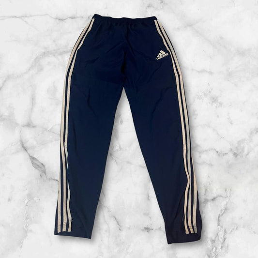 Entdecke unsere Vintage Track Pants von Nike und anderen Marken, erhältlich bei Valuxery.de - Dein Shop für trendige Vintage - Kleidung. Unsere Track Pants sind aus hochwertigen Materialien und